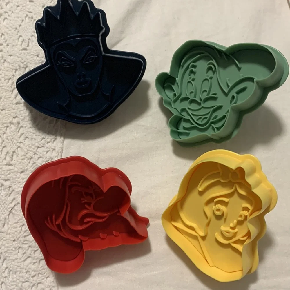 Williams Sonoma Snow White and the Seven Dwarfs Cookie Cutters